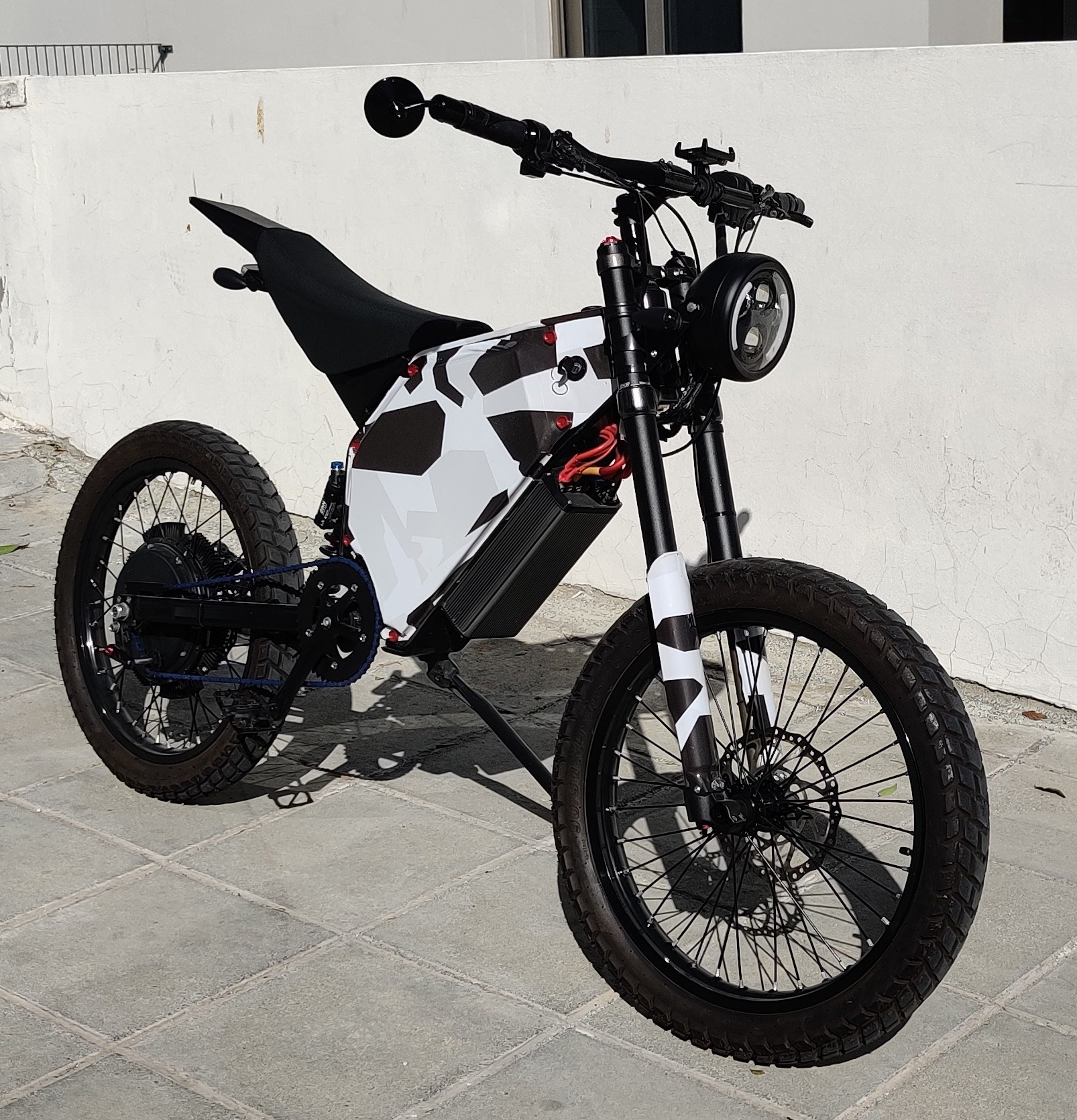 APEVOLT V1 front angle